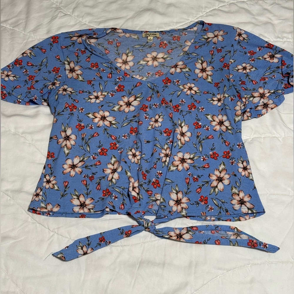 Gorgeous flower tie front tee